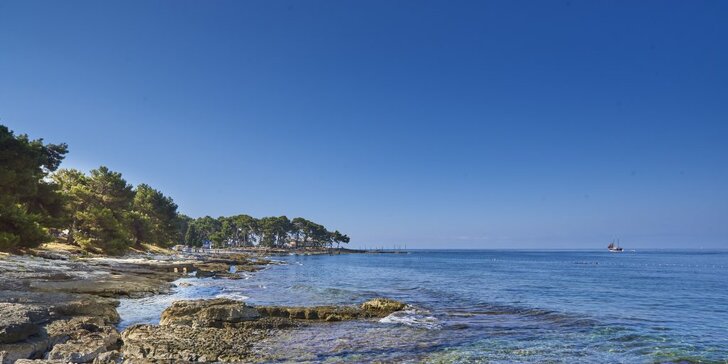 Červnová dovolená na Istrii: ubytování u pláže, bazén, zábava a polopenze s neomezenými nápoji