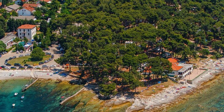Červnová dovolená na Istrii: ubytování u pláže, bazén, zábava a polopenze s neomezenými nápoji