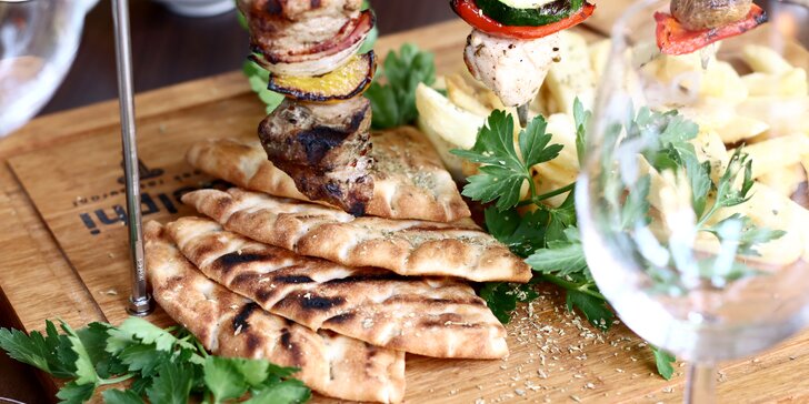Řecké masové špízy s hranolky, zeleninou i omáčkami: vepřové a kuřecí maso i krevety