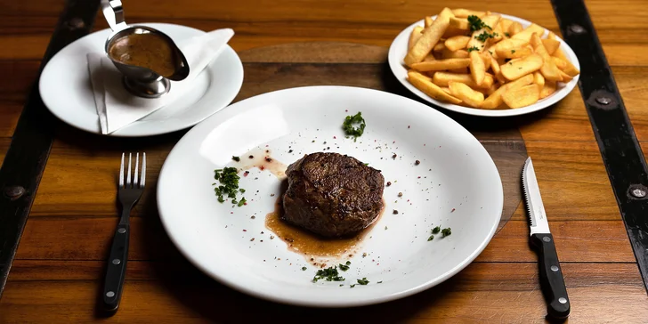 200g steak z pravé hovězí svíčkové s omáčkou a přílohou podle výběru