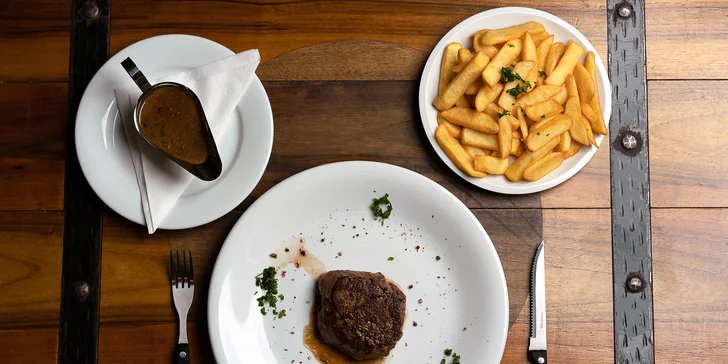 200g steak z pravé hovězí svíčkové s omáčkou a přílohou podle výběru