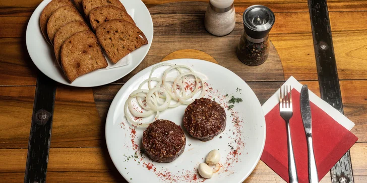 Vampýrův tatarák o váze 250 nebo 500 g a topinky v restauraci Torture