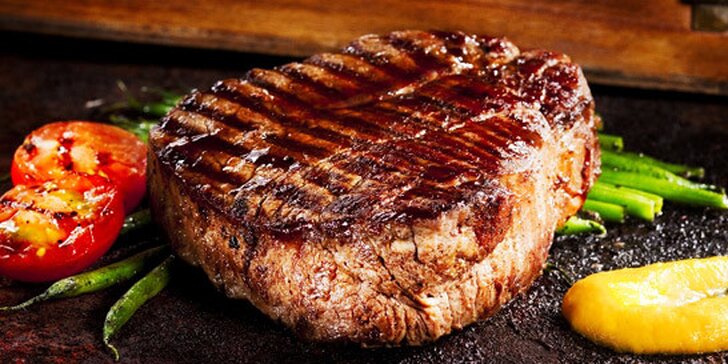 Šťavnatý hovězí Pfeffer steak s přílohou NEBO domácí bramborové gnocchi dle výběru ze tří druhů.