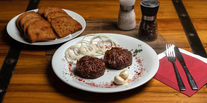 Vampýrův tatarák o váze 250 nebo 500 g a topinky v restauraci Torture
