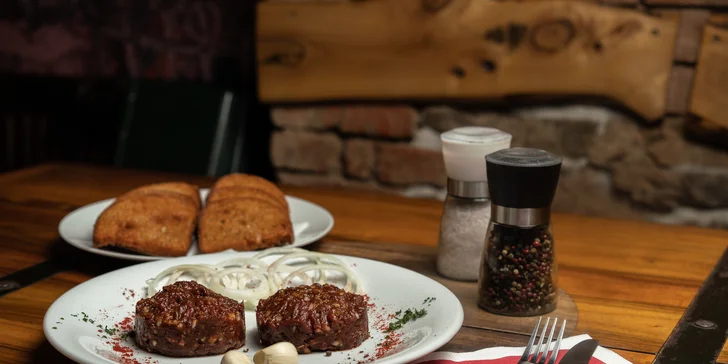 Vampýrův tatarák o váze 250 nebo 500 g a topinky v restauraci Torture