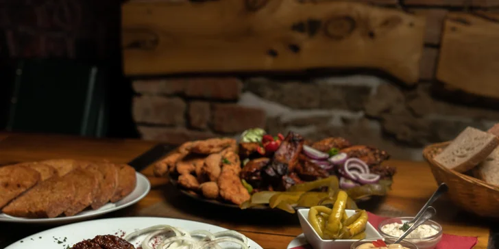 Vampýrův tatarák o váze 250 nebo 500 g a topinky v restauraci Torture