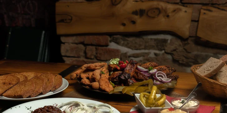 Vampýrův tatarák o váze 250 nebo 500 g a topinky v restauraci Torture