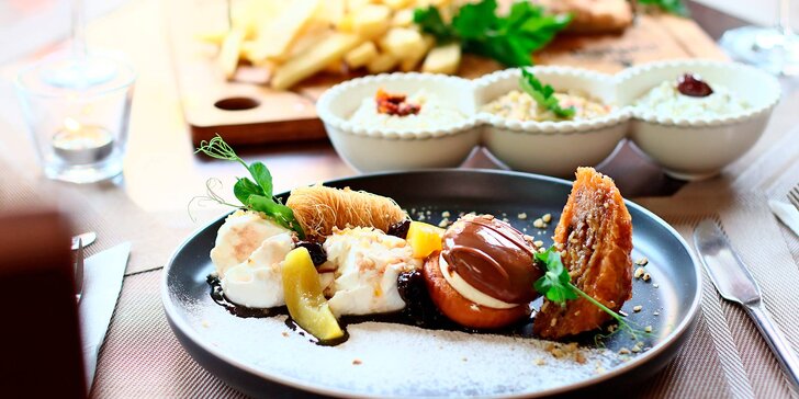 Řecké masové špízy s hranolky, zeleninou i omáčkami: vepřové a kuřecí maso i krevety