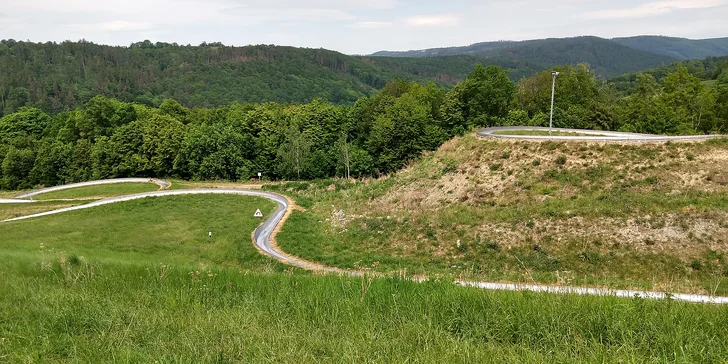 Vzhůru dolů: permanentka na pět jízd na nejdelší moravské bobové dráze