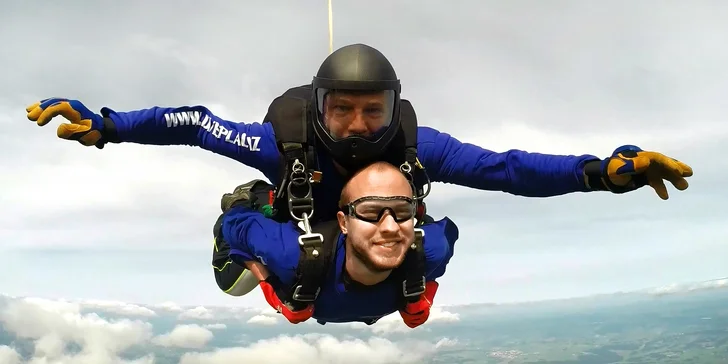 Prožijte adrenalinový volný pád: tandemový seskok pro 1 osobu i videozáznam na památku