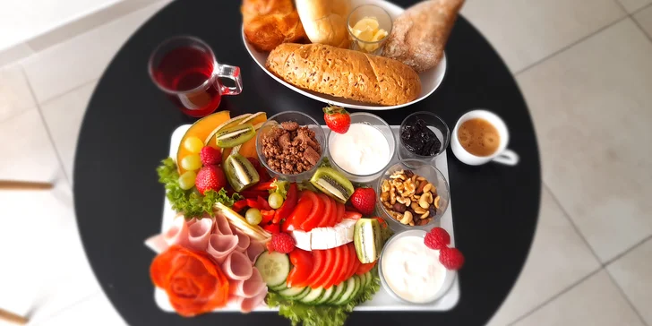 Poctivá snídaně pro dva: sýry, šunka, sladké a slané pečivo, zelenina, bílý jogurt s müsli i káva a čaj