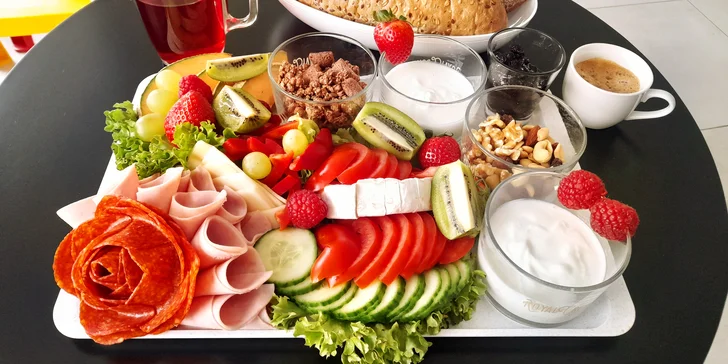 Poctivá snídaně pro dva: sýry, šunka, sladké a slané pečivo, zelenina, bílý jogurt s müsli i káva a čaj