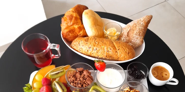 Poctivá snídaně pro dva: sýry, šunka, sladké a slané pečivo, zelenina, bílý jogurt s müsli i káva a čaj