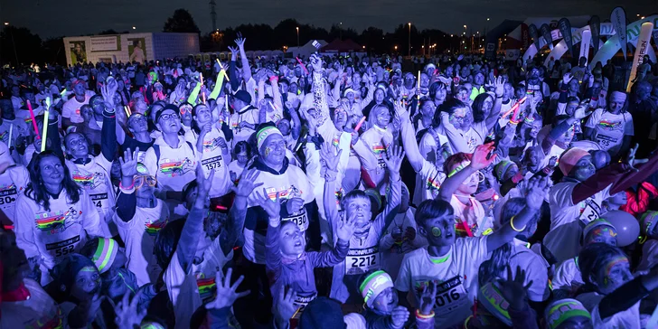 Neon Run: startovní balíček s čelenkou, svítící tyčí i medailí a bohatým občerstvením v cíli