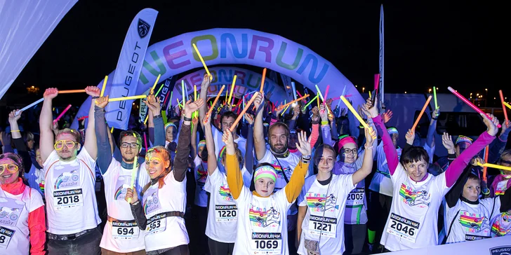 Neon Run: startovní balíček s čelenkou, svítící tyčí i medailí a bohatým občerstvením v cíli