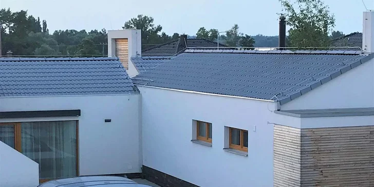 Venkovní bazén je vám v pěkném počasí k dispozici neomezeně.