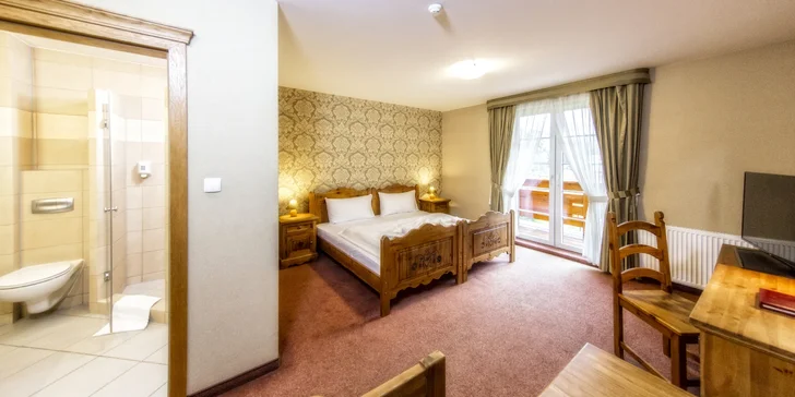 V každém pokoji je 40" Smart TV, minitrezor, Wi-Fi, minibar, koupelna s fénem, kosmetikou a se sprchovým koutem nebo vanou.