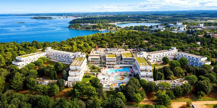 Dovolená na Istrii: hotelu u pláže, bazény, polopenze a dítě do 12 let zdarma