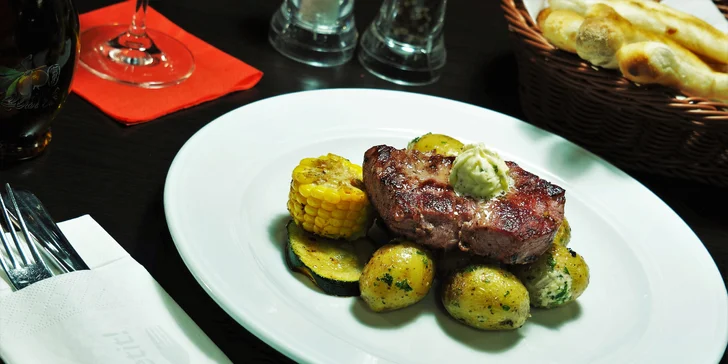 Tříchodové menu pro 1 či 2 osoby: salát caprese, steak nebo losos a dezert