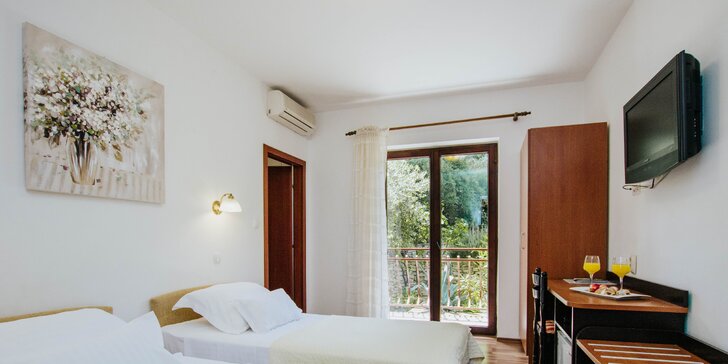 Dovolená u Splitu: ubytování s balkonem 400 metrů od pláže, snídaně, neomezený vstup do sauny a vířivky