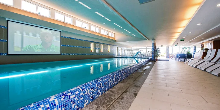 V ceně voucheru je také neomezený vstup do wellness: nabažíte se bazénu, saun i vířivky.