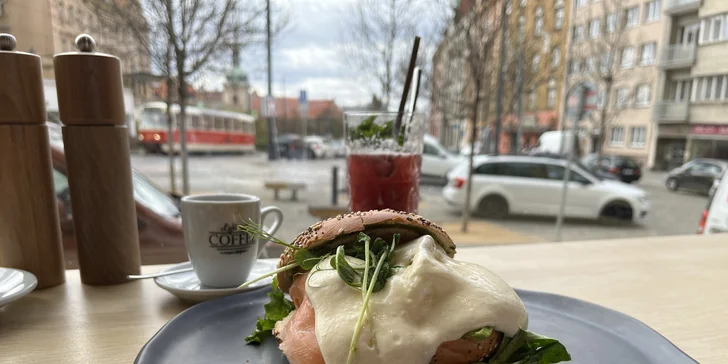 Snídaně či brunch pro 1 nebo 2 os. ve Vršovicích: vejce benedikt, uzený losos, lívance, káva, limonáda