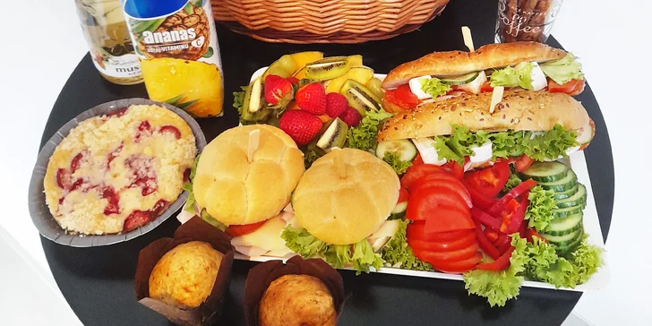 Piknikové koše plné slaných i sladkých dobrot pro 2–4 osoby: muffiny, bagety, ovoce i džus