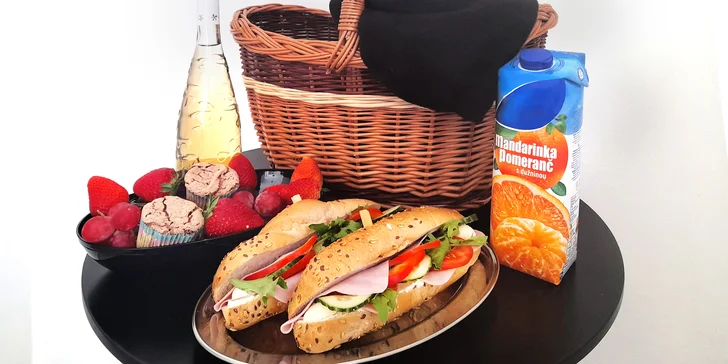 Piknikové koše plné slaných i sladkých dobrot pro 2–4 osoby: muffiny, bagety, ovoce i džus