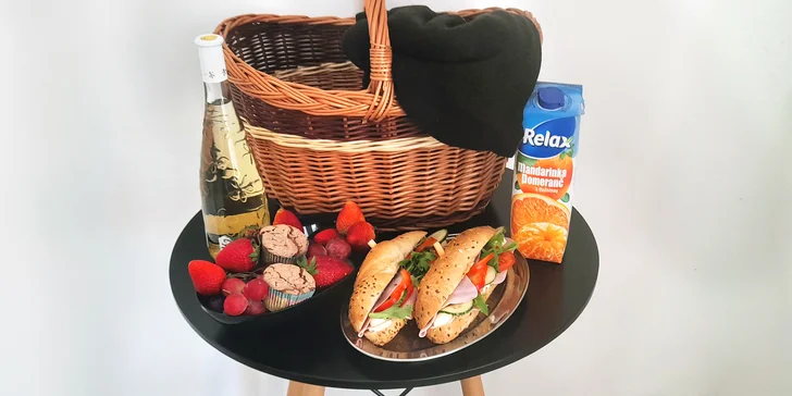 Piknikové koše plné slaných i sladkých dobrot pro 2–4 osoby: muffiny, bagety, ovoce i džus