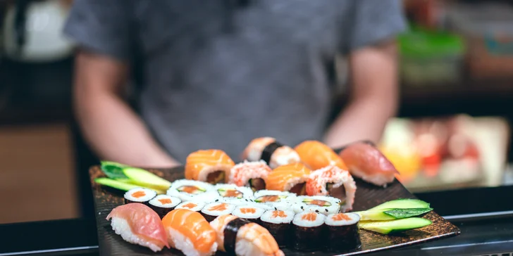 Asie v centru Olomouce: 32 ks sushi s lososem, tuňákem, okurkou i avokádem