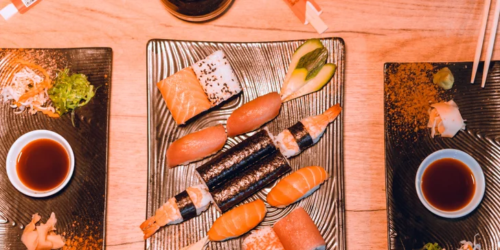 Asie v centru Olomouce: 32 ks sushi s lososem, tuňákem, okurkou i avokádem