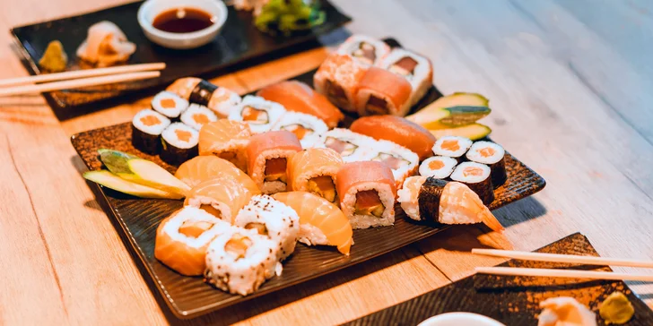 Asie v centru Olomouce: 32 ks sushi s lososem, tuňákem, okurkou i avokádem