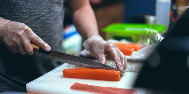 Asie v centru Olomouce: 32 ks sushi s lososem, tuňákem, okurkou i avokádem