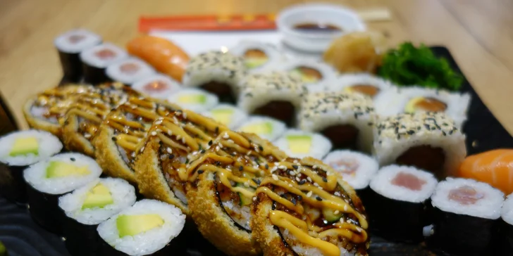 Asie v centru Olomouce: 32 ks sushi s lososem, tuňákem, okurkou i avokádem
