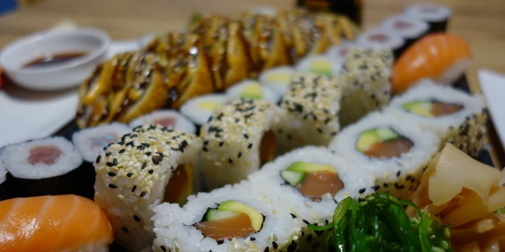 Asie v centru Olomouce: 32 ks sushi s lososem, tuňákem, okurkou i avokádem