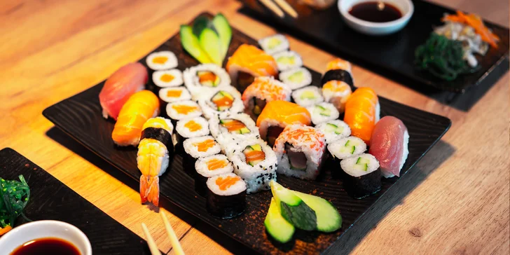 Asie v centru Olomouce: 32 ks sushi s lososem, tuňákem, okurkou i avokádem