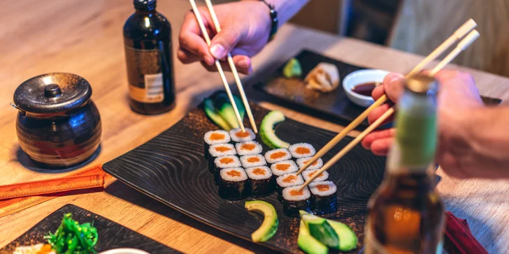Pochutnejte si na asijských specialitách: vietnamské menu nebo 30 kousků sushi