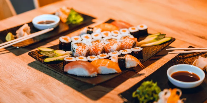Pochutnejte si na asijských specialitách: vietnamské menu nebo 30 kousků sushi