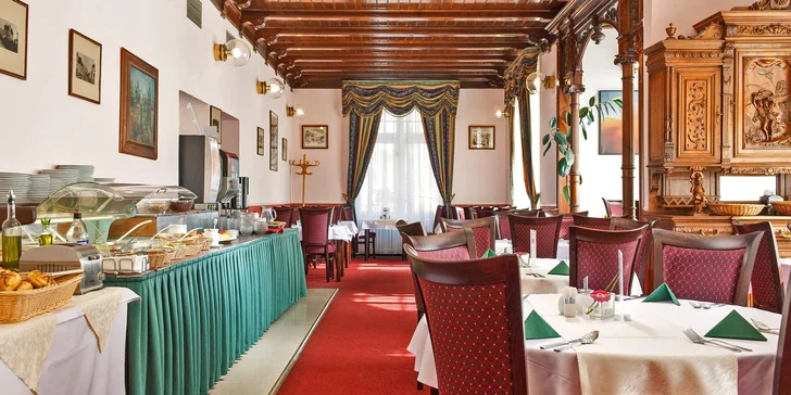 Hotel v Karlových Varech s polopenzí, vstupem do bazénu a wellness