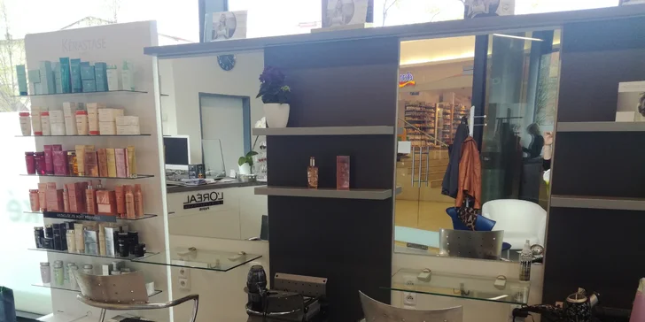 Barber v centru Hradce uvnitř OC Atrium: mytí, střih, foukaná a závěrečný styling vlasů