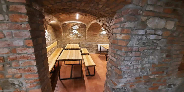 Hostina i zábava: prkna plná masa a sýrů a 1 hodina bowlingu