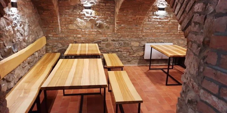 Hostina i zábava: prkna plná masa a sýrů a 1 hodina bowlingu