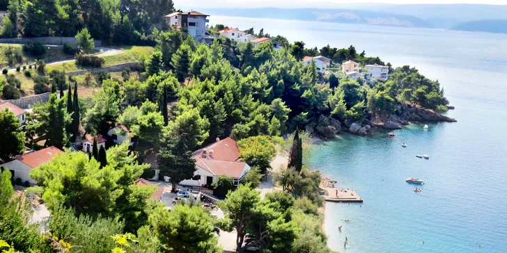 Apartmány hned u skryté pláže v Omiši s terasou a výhledem na moře