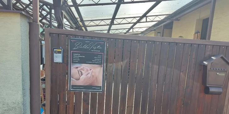 Péče o ruce: manikúra včetně lakování a zdobení nehtů