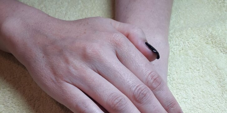 Péče o ruce: manikúra včetně lakování a zdobení nehtů