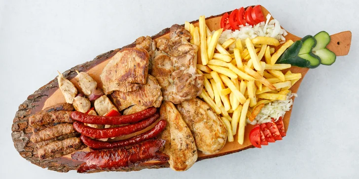 Mix grill pro 2–4 osob: čevapčiči, krkovice, klobása i steak, hranolky a omáčky