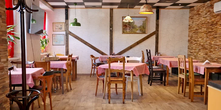 Mix grill pro 2–4 osob: čevapčiči, krkovice, klobása i steak, hranolky a omáčky