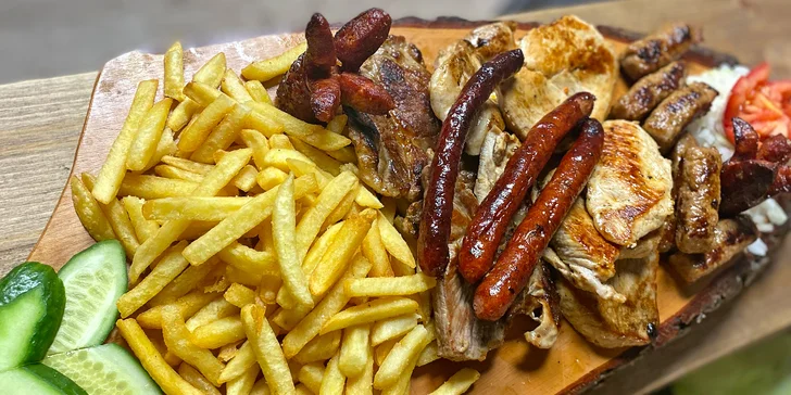 Mix grill pro 2–4 osob: čevapčiči, krkovice, klobása i steak, hranolky a omáčky