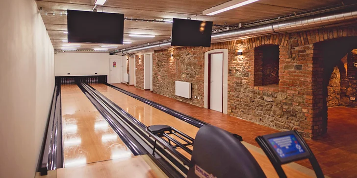 Hostina i zábava: prkna plná masa a sýrů a 1 hodina bowlingu