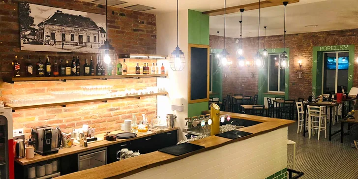 Hostina i zábava: prkna plná masa a sýrů a 1 hodina bowlingu